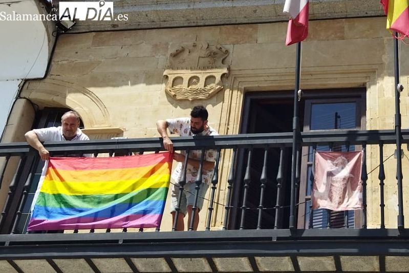 La bandera LGTBI luce en el balcón del Ayuntamiento de Alba de Tormes
