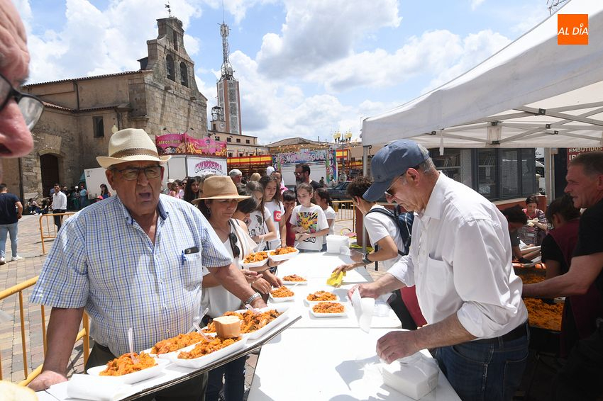 Una gran paella popular para cerrar las fiestas del Corpus en el corazón del Campo Charro