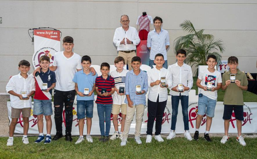 Rodrigo Martín Lucas recibe una medalla por su debut con la Selección de Castilla y León