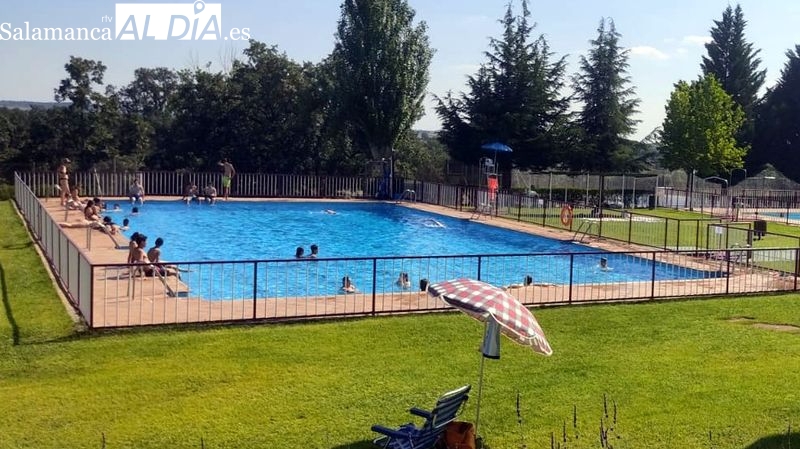 Los lumbralenses disfrutan de los primeros baños el día de la apertura de las piscinas municipales