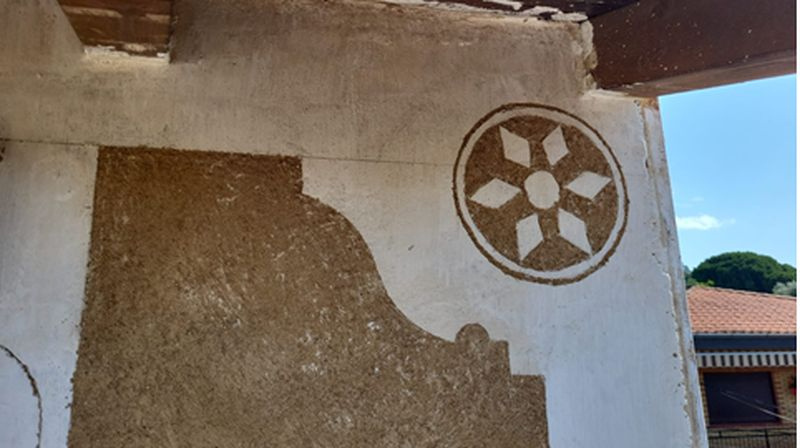 Un mural de esgrafiado, tradición y arte urbano se dan la mano en Garcibuey