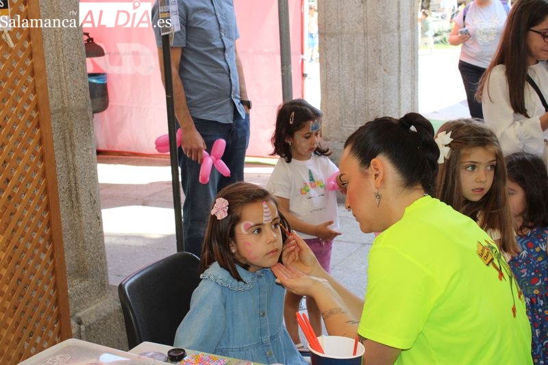 Pintacaras, globoflexia y cetrería para culminar la Feria de San Antonio 