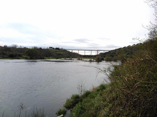 La barca de Guadramiro sobre el río Huebra