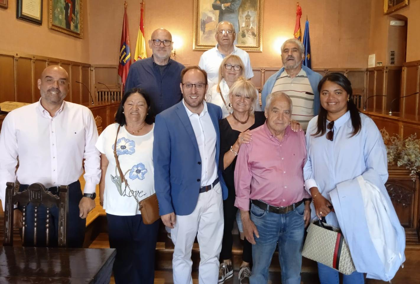 Vecinos de Dios le Guarde visitan la Casa Consistorial mirobrigense