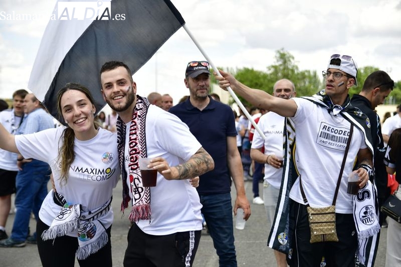 Pasión por el Salamanca UDS en la Fan Zone del Helmántico con la finalísima