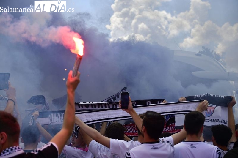 Recibimiento de época al bus del Salamanca UDS en el partido por el ascenso a Segunda Federación: bengalas, cánticos y locura total