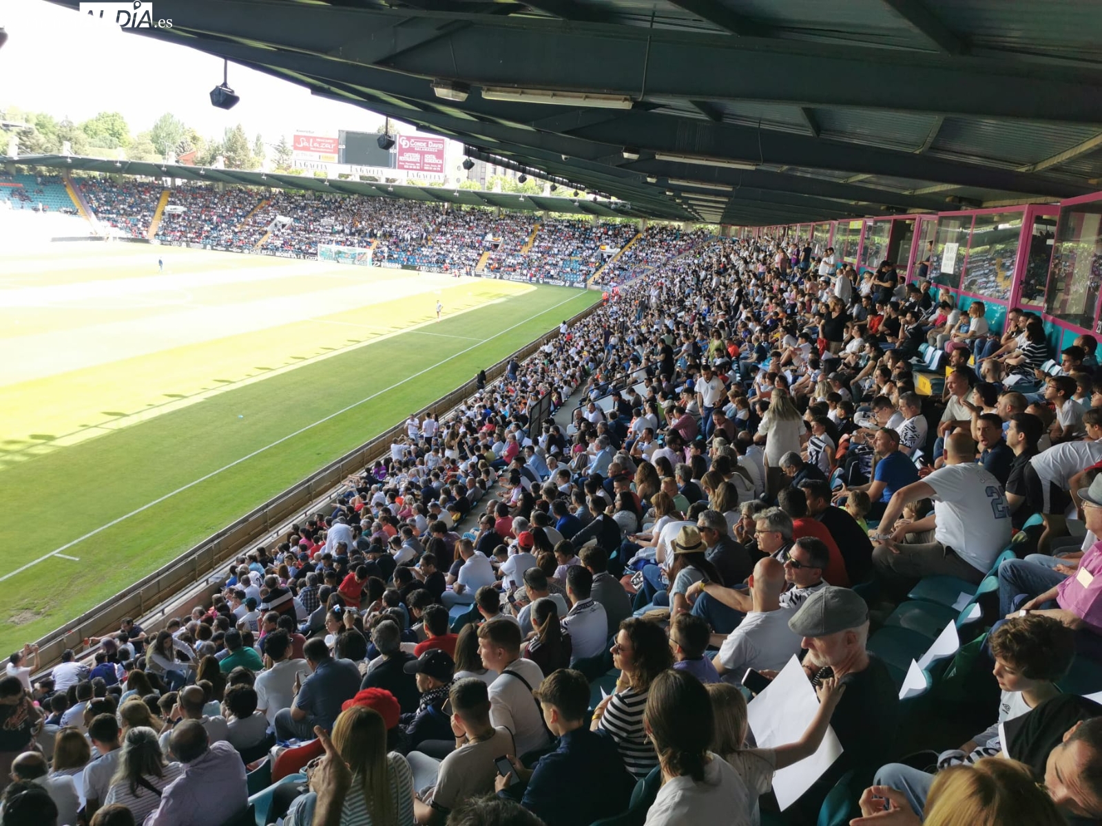 Ambientazo de gala en el Helmántico con la mejor entrada de la historia para el Salamanca UDS