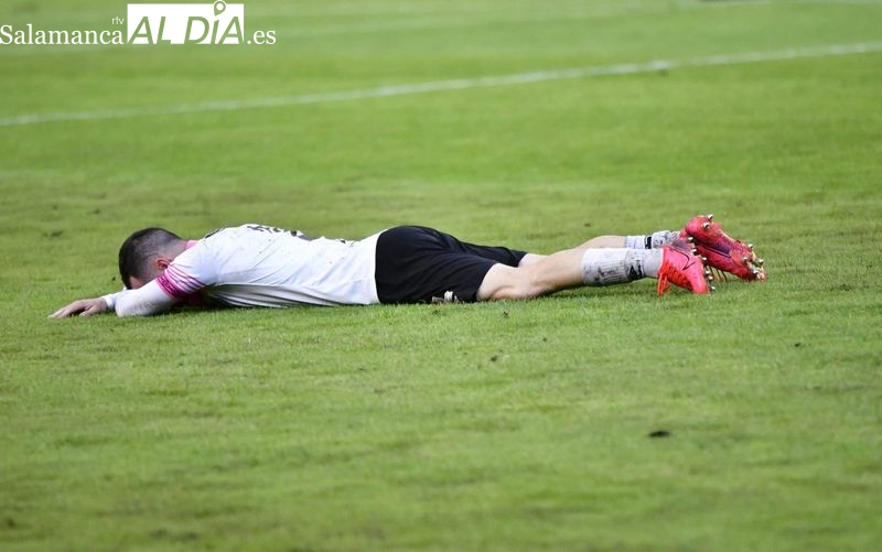 Los jugadores del Salamanca UDS, destrozados tras no subir: Duele muchísimo... es mi momento más duro en el fútbol