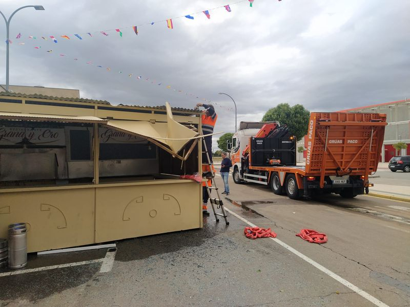 Cuatro personas heridas tras chocar un autobús con una caseta de feria en Villares de la Reina