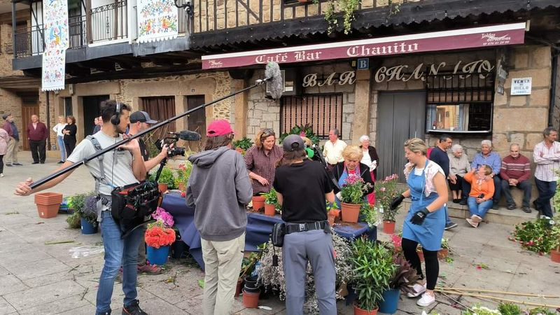 Jesús Calleja vuela sobre Sotoserrano, el pueblo de las flores