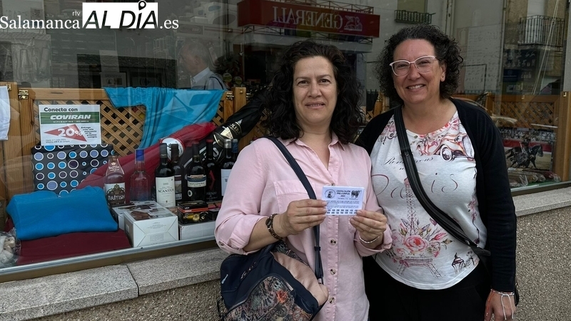 La Asociación Taurina ‘Villa de Vitigudino’ entrega la cesta-cajón del VII Toro de Cajón a Montse Herrero Sánchez