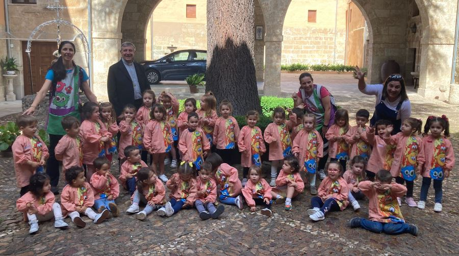 Los mayores de la Escuela Infantil visitan el Palacio Episcopal y saludan al Obispo