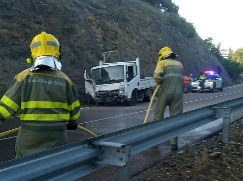 Heridos tras salirse de la vía con un camión: los bomberos tuvieron que intervenir para sacar al copiloto