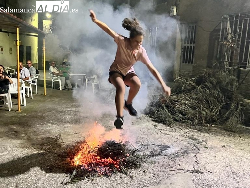 En Cabeza del Caballo siguen fieles a las hogueras la noche de San Juan