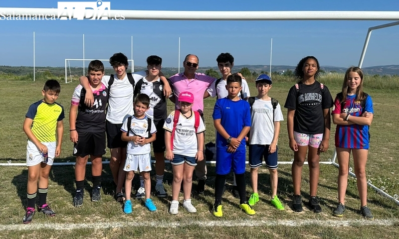 El Ayuntamiento de Aldeadávila obsequia a 13 niños de la localidad la inscripción y el equipamiento para un campamento de fútbol