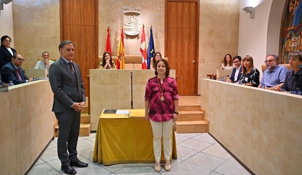La socialista Mar Fuentes toma posesión como concejal del Ayuntamiento