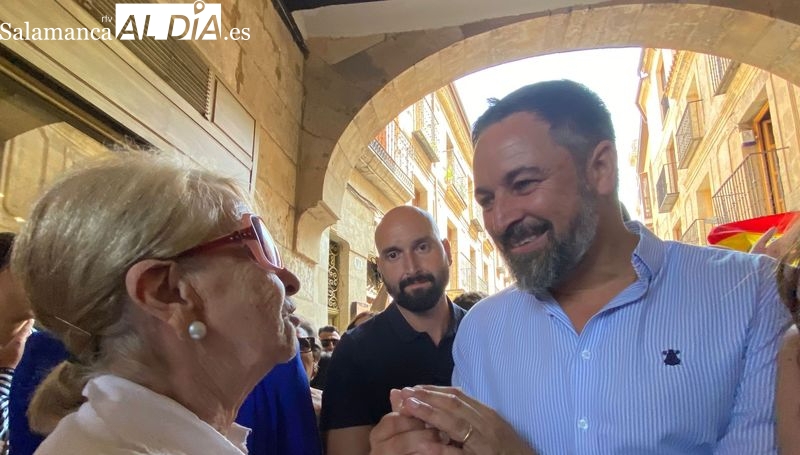 Baño de masas de Santiago Abascal en la Plaza Mayor