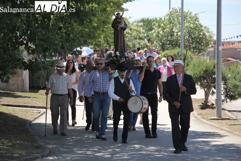 Los vecinos de Cerralbo celebran San Antonio con una misa cantada por el coro AMIS