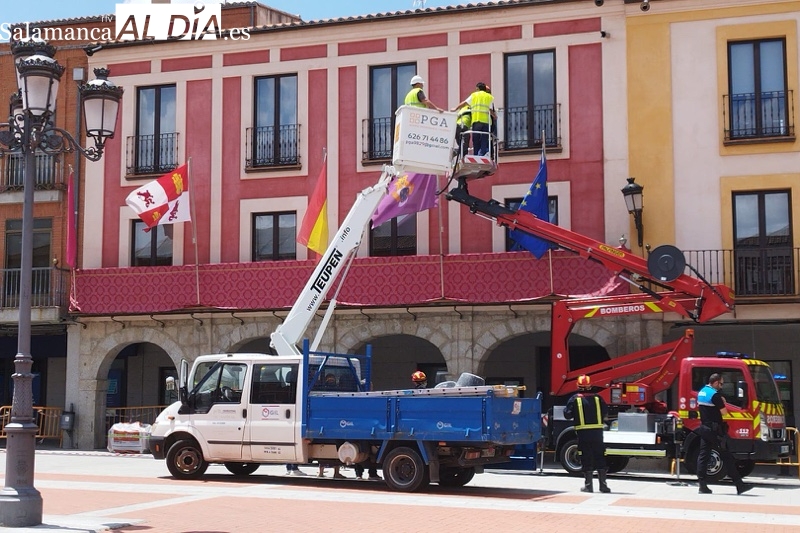 Los Bomberos rescatan a operarios atrapados en la cesta de una gran grúa averiada