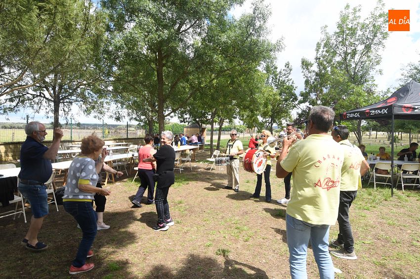 Una comida popular ‘capeando’ el mal tiempo pone el broche final a las fiestas de San Antonio