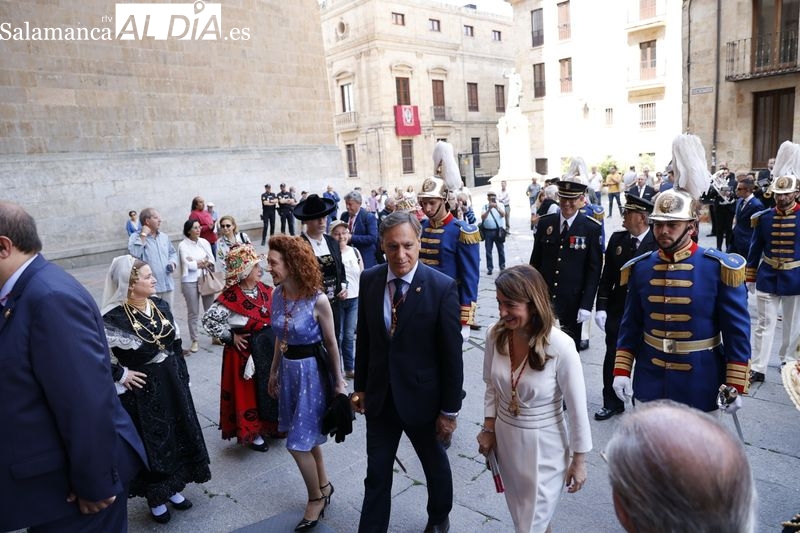 La Corporación municipal desfila por la ciudad para rendir honores a San Juan de Sahagún