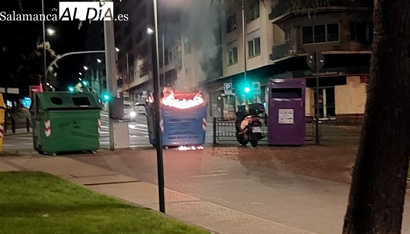 Susto en el centro de Salamanca con un contenedor en llamas