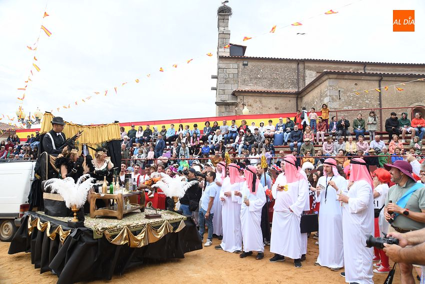Las peñas de La Fuente demuestran un año más en el desfile de disfraces su gran imaginación