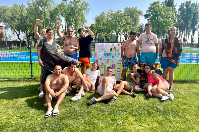 El grupo Acomunidad de Acopedis pone en marcha una original iniciativa para la recogida de residuos y la concienciación vecinal en las piscinas