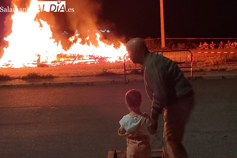 Deseos y buen ambiente para una recuperada hoguera de San Juan