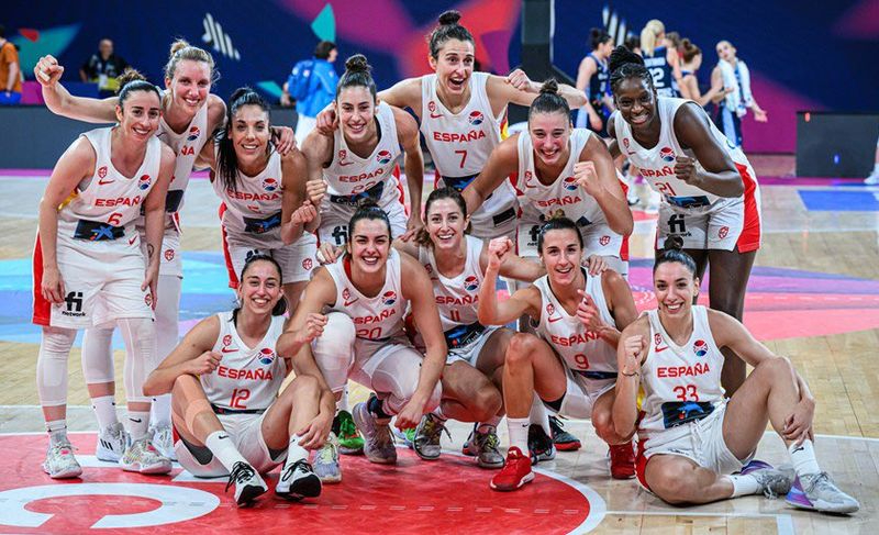 Sonrisas y una despedida entre las jugadoras de Avenida en el Eurobasket
