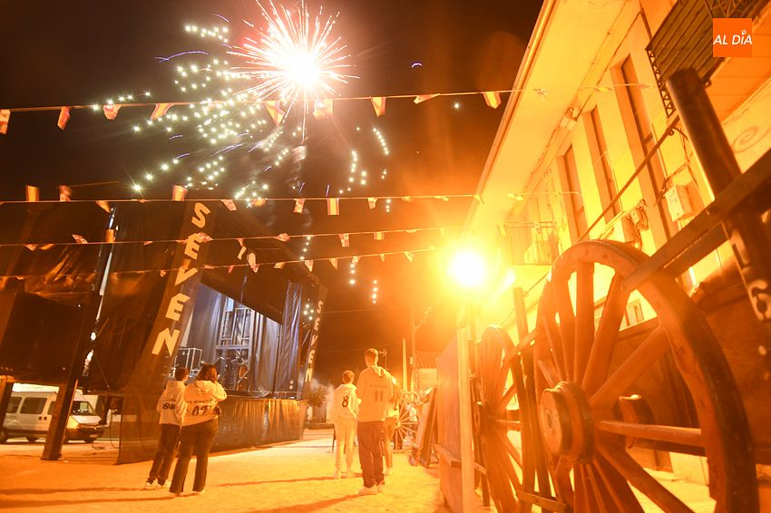 Explosivo chupinazo que da comienzo a la festividad de San Antonio en Martín de Yeltes