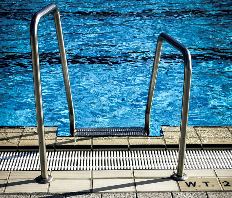 Un policía fuera de servicio salva la vida a un niño en una piscina de Villar de la Yegua