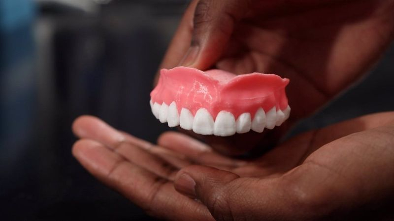 ¿Llevas dentadura postiza? Un estudio relaciona una mala higiene de ella con un mayor riesgo de neumonía