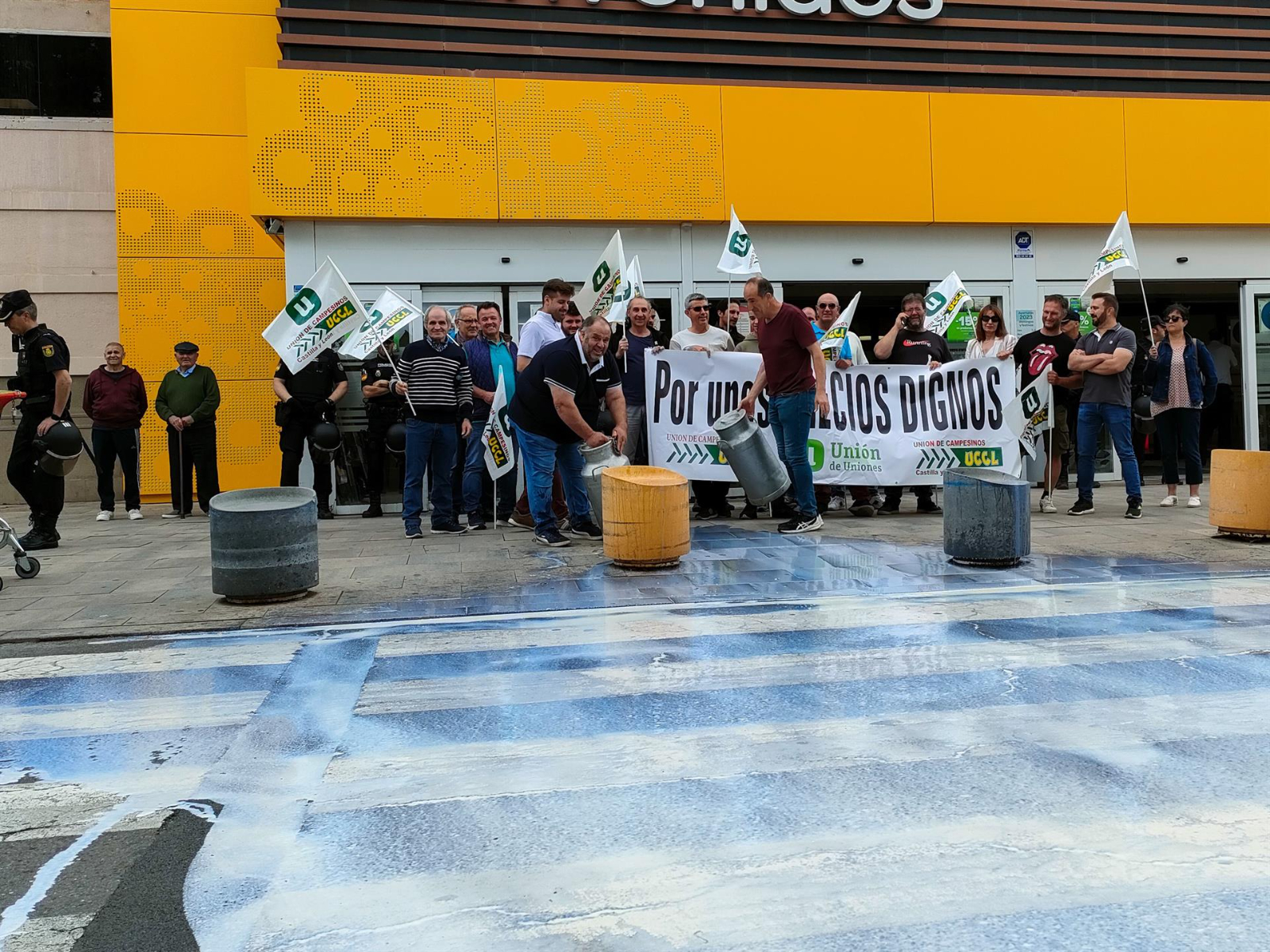 Los ganaderos tiran leche a las puertas del Carrefour para pedir un precio por encima de coste