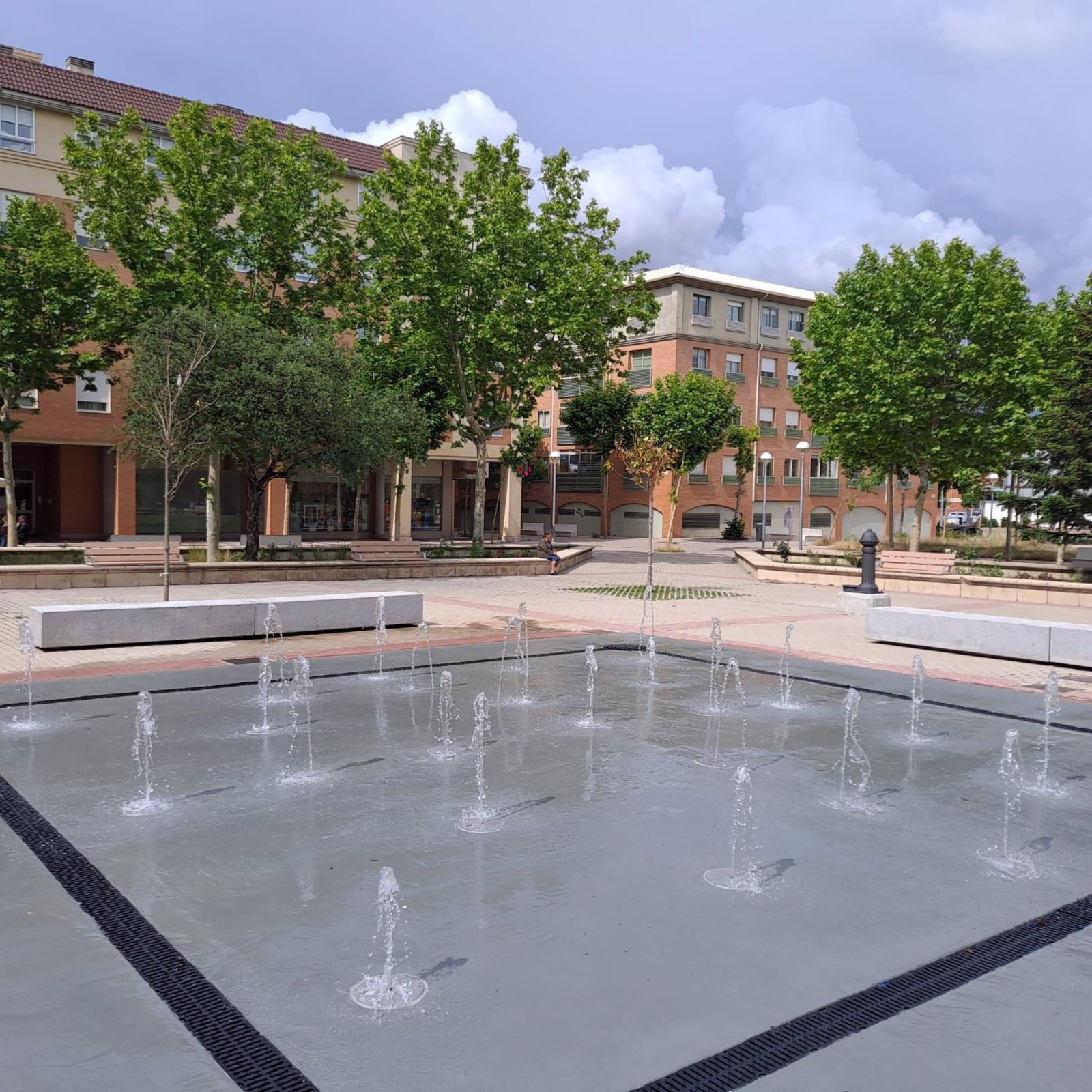 La Plaza de la Valmuza cuenta con una nueva fuente de suelo con 24 chorros programados