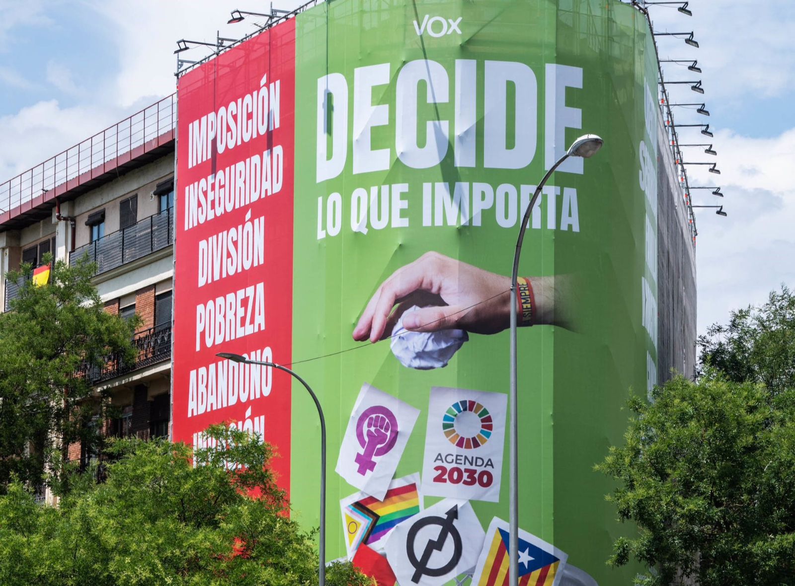Instan a Vox a quitar la lona contra la bandera LGTBI, el independentismo o el comunismo