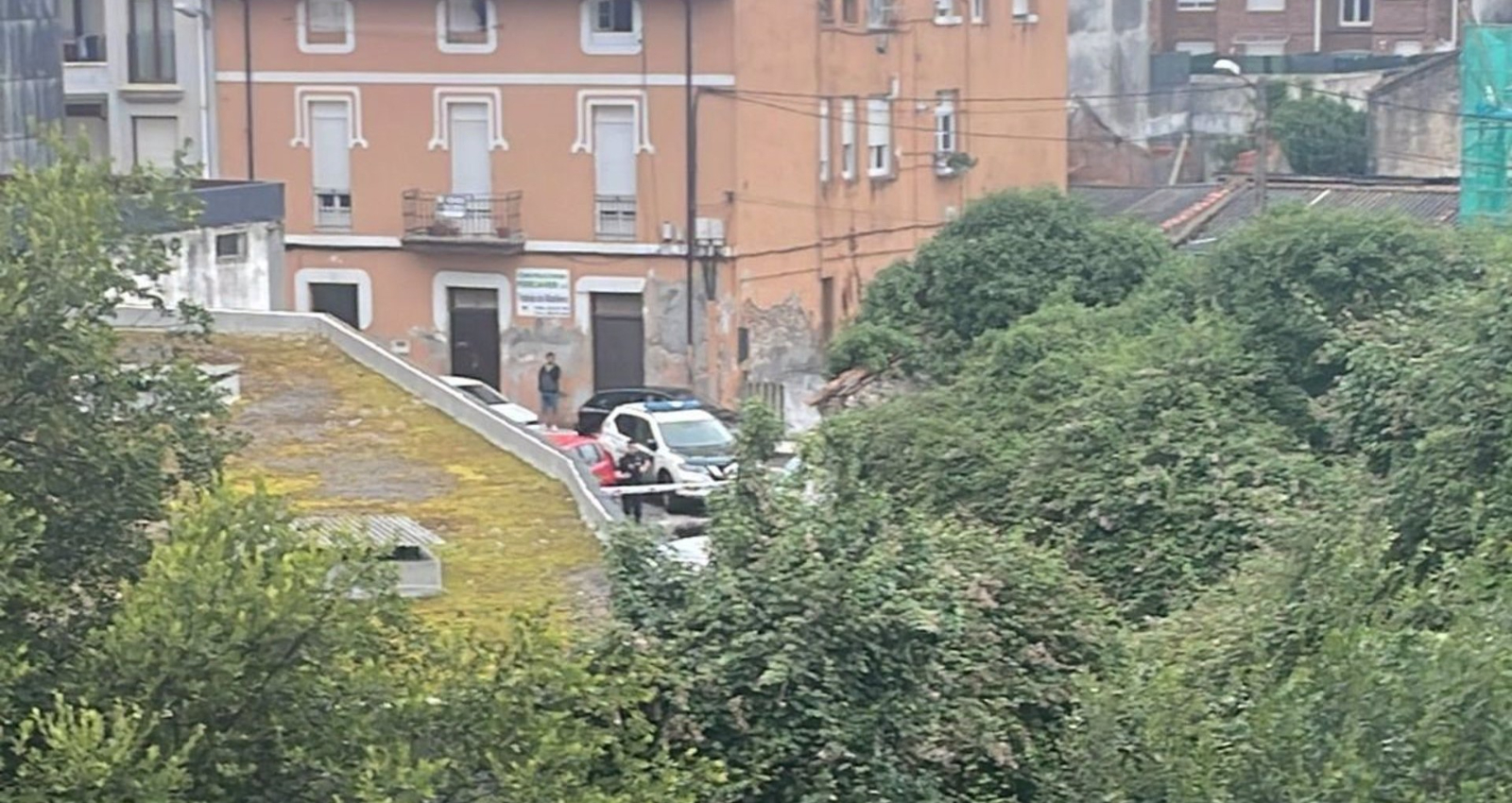 Un grupo de niños encuentra el cadáver de un hombre en un descampado