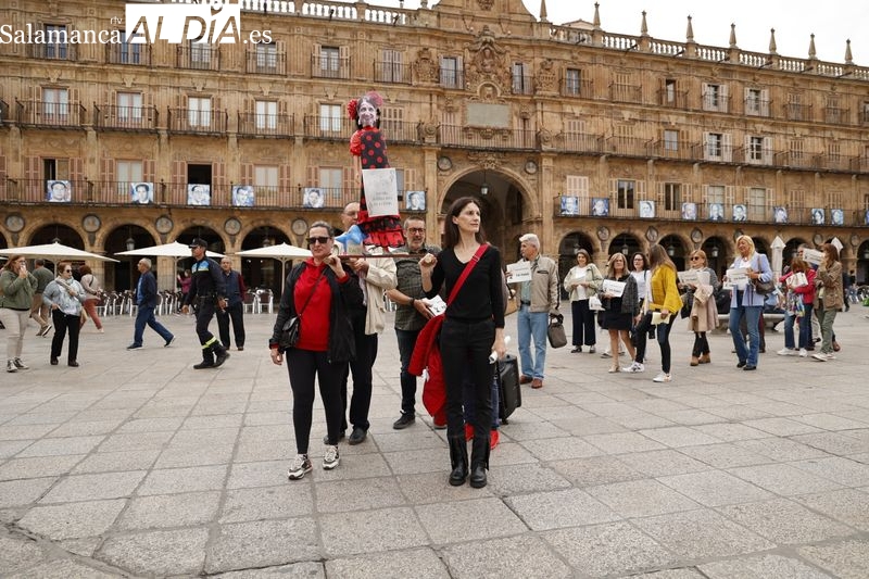 La sorprendente manifestación, simulando una procesión, en la Plaza Mayor