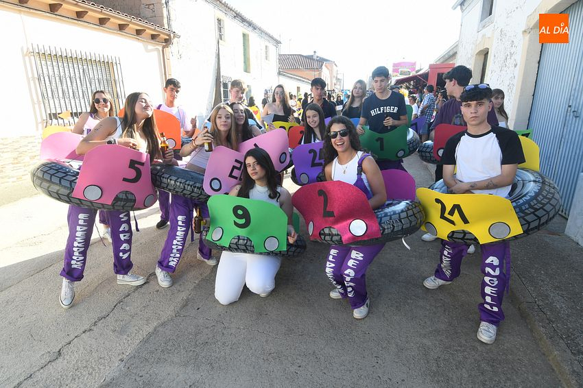 Imaginación y colorido en el recorrido de peñas