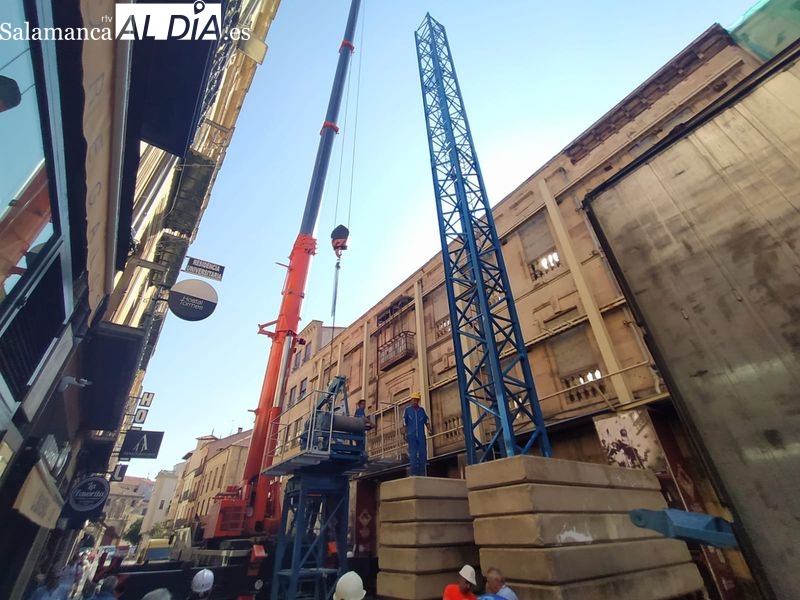 La espectacular grúa que inicia trabajos en uno de los edificios abandonados de la Rúa Mayor 
