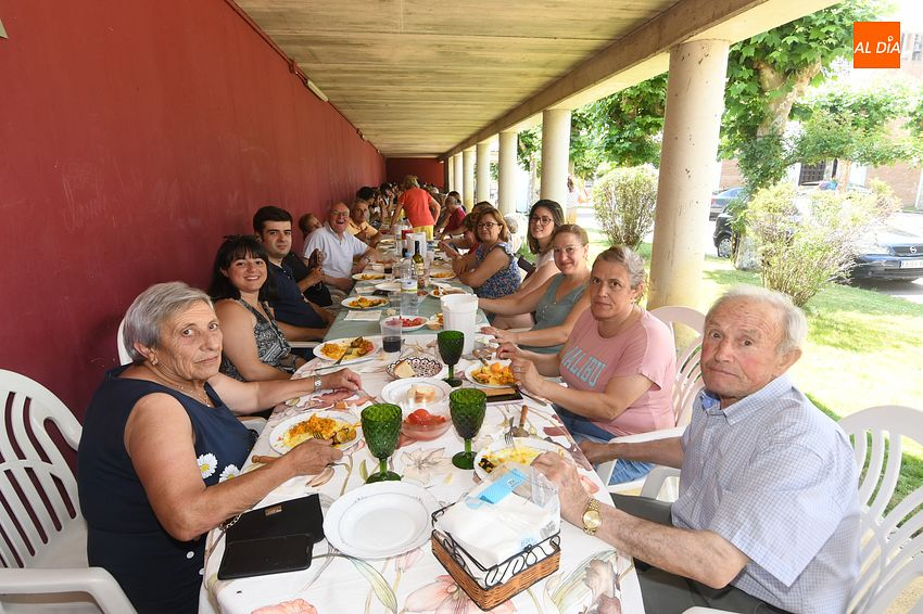 Vecinos de Sanjuanejo ponen el broche final a la festividad de San Juan con una paella popular