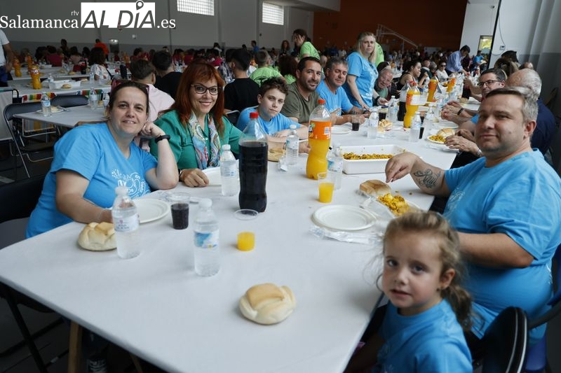 Gran ambiente en la paella popular de Villares de la Reina