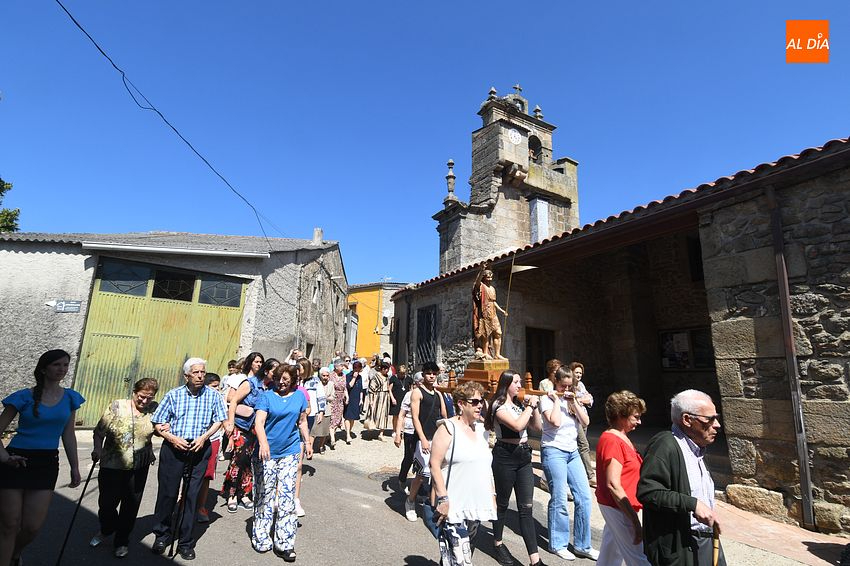 San Juan procesiona en Navasfrías sobre el hombro de las Quintas del 23