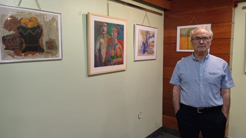 Tinciones, la exposición de pinturas en la que el médico Román Payo aborda la invisibilidad de lo esencial