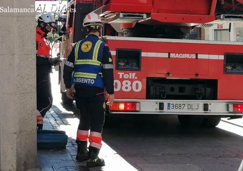 Un bombero de Salamanca convence a un vecino para que no se lance desde el tejado