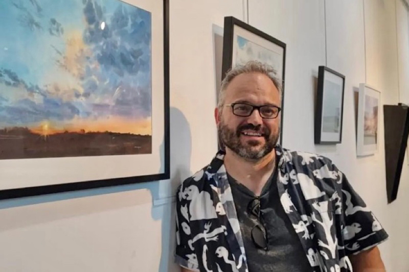 El artista peñarandino Jorge Sangenis presenta sus cuadros con éxito en Barco de Ávila 