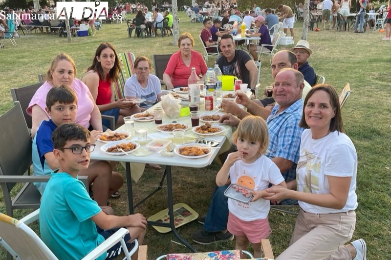 Villoruela dice adiós a sus fiestas patronales con una multitudinaria merienda
