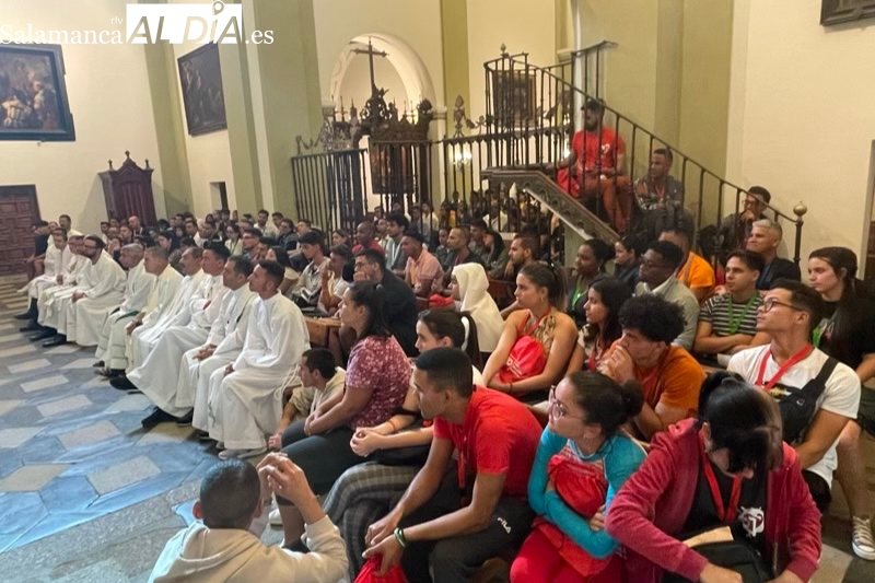 La iglesia de las Carmelitas recibe a los cientos de peregrinos cubanos que viven en la ciudad la llegada de la JMJ
