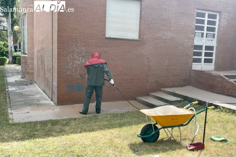 Comienza la limpieza de pintadas en la fachada del Centro de Salud