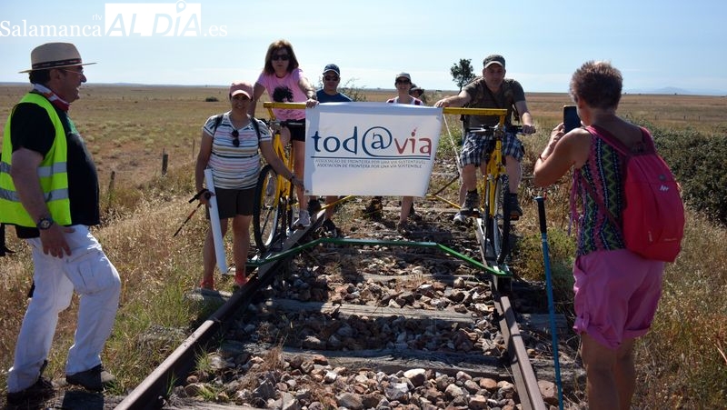 Vehículos ferroviarios vuelven a los raíles para reivindicar la recuperación de La vía olvidada